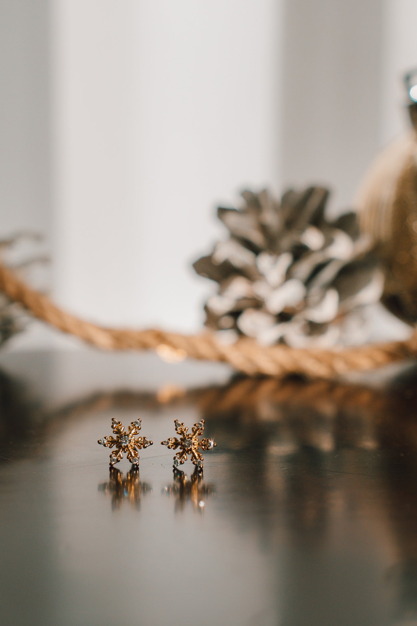 18k Gold Lexis Snowflake Earrings (Gold)